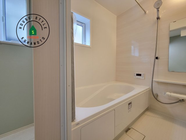熊本市東区榎町第3-1棟(1号棟)の内観：施工例|1日の疲れを癒してくれる広々バスルーム。雨の日のお洗濯にも大活躍な浴室乾燥機付です！