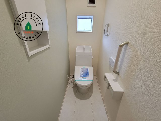 熊本市東区榎町第3-1棟(1号棟)の内観：施工例|温水洗浄便座を完備しております。2ヶ所にトイレがあるのは朝の慌ただしい時間も安心です。