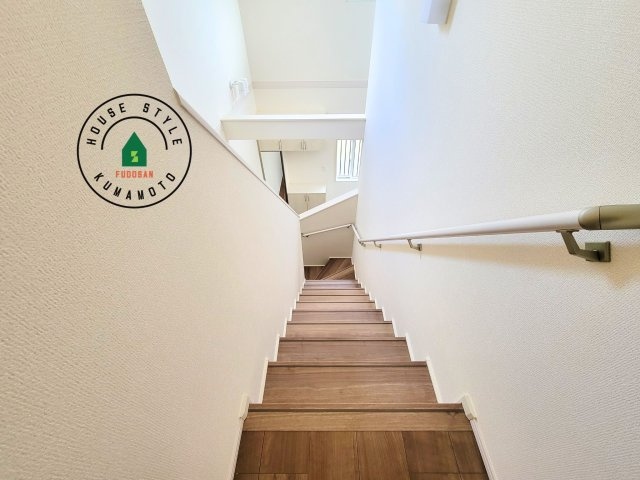 熊本市東区榎町第3-1棟(1号棟)の内観：施工例|＜手すり付階段＞手すりがないと階段の昇り降りで危険なことはもちろん、壁に手をつきながら歩くことで壁紙が汚れやすくなります。すべての方に快適に昇り降りしていただくため、手すりを設置しました。