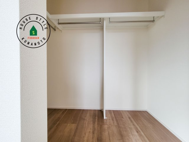 熊本市東区榎町第3-1棟(1号棟)の内観：施工例|洋服や大きな荷物が多い方や人数の多いご家族などは、一般的なクローゼットよりもウォークインクローゼットのほうが使い勝手が良いです。