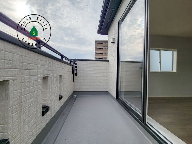 熊本市東区榎町第3-1棟(1号棟)のバルコニー|風をしっかりと感じられるバルコニーでは、毎日が洗濯日和です。広々としているので洗濯も楽しくなるでしょうし、気分転換にバルコニーからの眺めを楽しむのもいいでしょう。