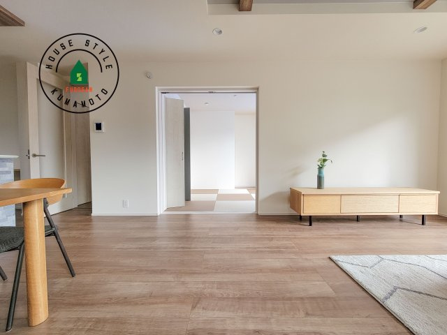 熊本市東区榎町第3-1棟(1号棟)の内観：施工例|キッチンからリビングをしっかり確認できます。家族の笑顔があふれる空間になりそうですね。