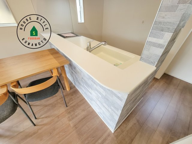 熊本市東区榎町第3-1棟(1号棟)の内観：施工例|キッチンから立ち込める香りが今日の料理を期待させます。