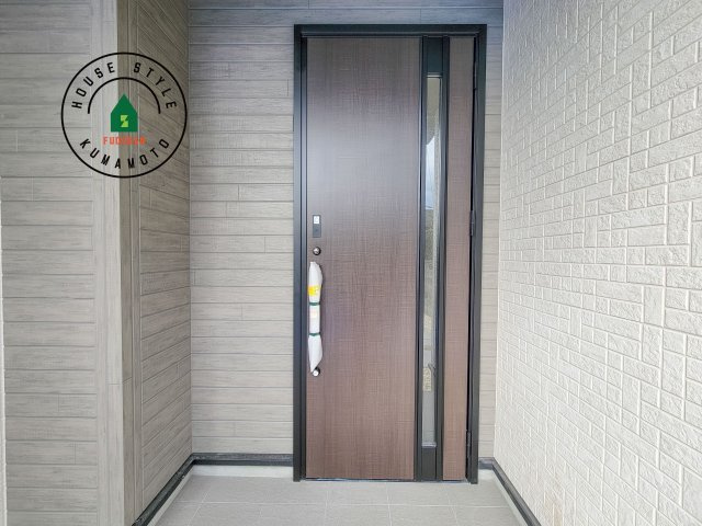 熊本市東区榎町第3-1棟(1号棟)の玄関|おでかけの時も帰った時も、「我が家」を最初に感じでもらえる素敵な空間に。