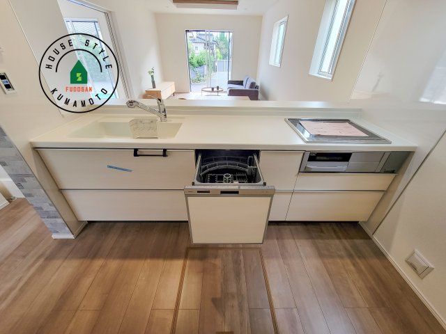 熊本市東区榎町第3-1棟(1号棟)の内観：施工例|ご家族を近くに感じられる対面キッチンのLDK。会話もはずみそうですね。