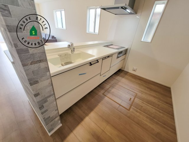 熊本市東区榎町第3-1棟(1号棟)の内観：施工例|ダイニングテーブルへの配膳がラクラク、お料理はかどるカウンター付きシステムキッチン！