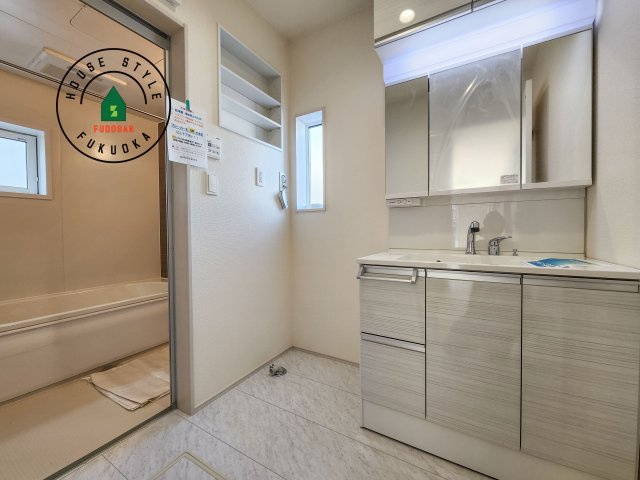 糟屋郡志免町王子2丁目第1-8棟（2号棟）の脱衣所|ゆとりの洗面スペースで朝の身支度もスムーズに。暮らしを快適に変えるシャワー付洗面台です！