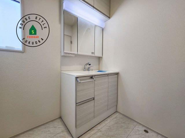 糟屋郡志免町王子2丁目第1-8棟（2号棟）の独立洗面台|毎日使うものだから清潔な空間を保ちたい水回り。洗面にはそんな願いを解消させてくれる収納アイデアが満載です。三面鏡の裏側にはキャビネットが現れ小物から背の高い物まで収納できます。