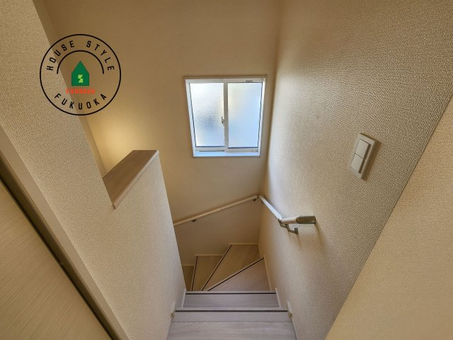 糟屋郡志免町王子2丁目第1-8棟（2号棟）の内装|＜手すり付階段＞手すりがないと階段の昇り降りで危険なことはもちろん、壁に手をつきながら歩くことで壁紙が汚れやすくなります。すべての方に快適に昇り降りしていただくため、手すりを設置しました。