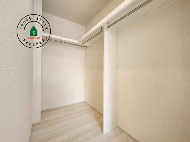 糟屋郡志免町王子2丁目第1-8棟（2号棟）の収納|洋服や大きな荷物が多い方や人数の多いご家族などは、一般的なクローゼットよりもウォークインクローゼットのほうが使い勝手が良いです。