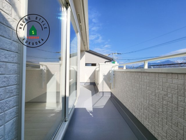 糟屋郡志免町王子2丁目第1-8棟（2号棟）のバルコニー|風をしっかりと感じられるバルコニーでは、毎日が洗濯日和です。広々としているので洗濯も楽しくなるでしょうし、気分転換にバルコニーからの眺めを楽しむのもいいでしょう。