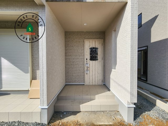 糟屋郡志免町王子2丁目第1-8棟（2号棟）の玄関|おでかけの時も帰った時も、「我が家」を最初に感じでもらえる素敵な空間に。