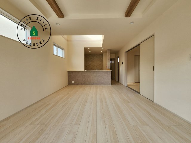 糟屋郡志免町王子2丁目第1-8棟（2号棟）の居間・リビング|キッチンからリビングをしっかり確認できます。家族の笑顔があふれる空間になりそうですね。