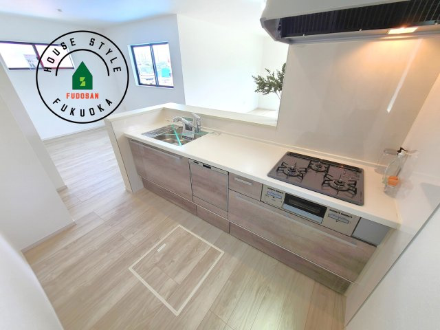 福岡市東区八田3丁目第11-2棟（1号棟）　の内観：施工例|明るいキッチン作業スペースを多くとりました。ご夫婦でキッチンに立っても調理がしやすい広さです。食器類もすっきりと片付く収納は魅力的です。