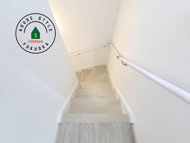 福岡市東区八田3丁目第11-2棟（2号棟）　の内観：施工例|＜手すり付階段＞手すりがないと階段の昇り降りで危険なことはもちろん、壁に手をつきながら歩くことで壁紙が汚れやすくなります。すべての方に快適に昇り降りしていただくため、手すりを設置しました。
