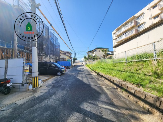 福岡市東区八田3丁目第11-2棟（2号棟）　の前面道路含む現地写真|前面道路です。