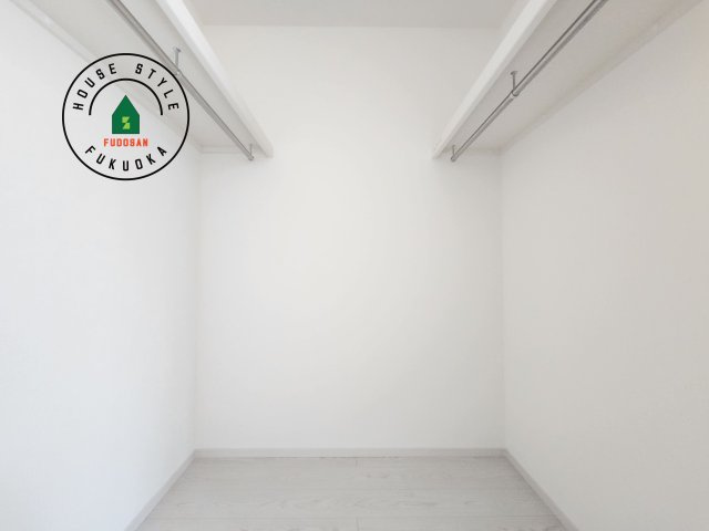 福岡市東区多々良2丁目第5-1棟（1号棟）の収納|洋服や大きな荷物が多い方や人数の多いご家族などは、一般的なクローゼットよりもウォークインクローゼットのほうが使い勝手が良いです。