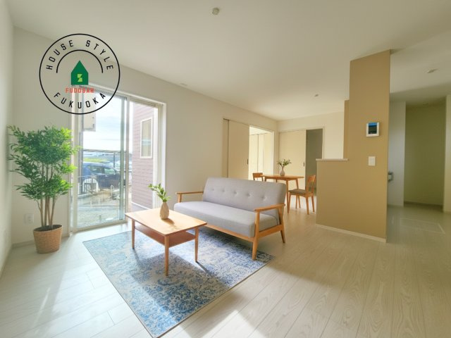 福岡市東区多々良2丁目第5-1棟（1号棟）の居間・リビング|明るく開放的なリビングダイニングは豊かな陽光が注ぎ込み、やすらぎの空間を演出してくれます。ご家族で楽しいひとときをお過ごし下さい。※家具はCGを合成したものです。