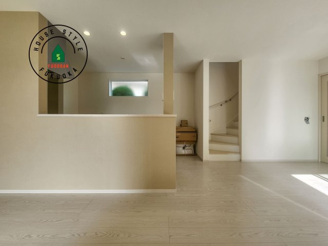 福岡市東区多々良2丁目第5-1棟（1号棟）の居間・リビング|ご家族を近くに感じられる対面キッチンのLDK。会話もはずみそうですね。