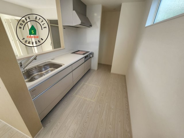 福岡市東区多々良2丁目第5-1棟（1号棟）のキッチン|ダイニングテーブルへの配膳がラクラク、お料理はかどるカウンター付きシステムキッチン！