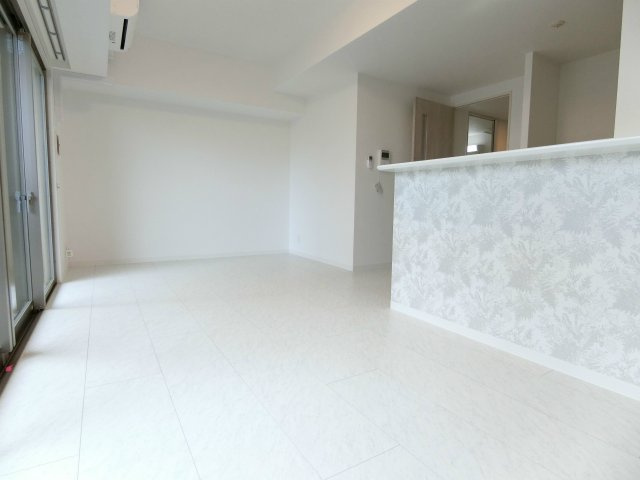 アーバンコート中央町の居間・リビング|ホワイトカラーで明るいお部屋です♪同タイプ参考※現況優先
