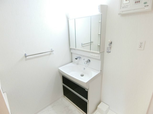 アーバンコート中央町の独立洗面台|三面鏡のワイドタイプの洗面台
同タイプ参考※現況優先
