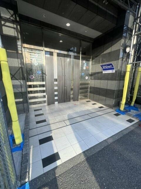 グリアス横浜・プルミエールのエントランス