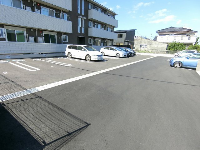 オッツ梅満の駐車場