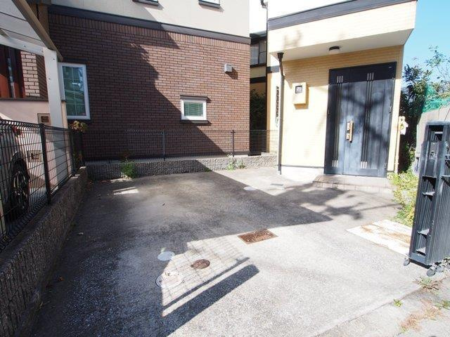 松園町戸建ての駐車場