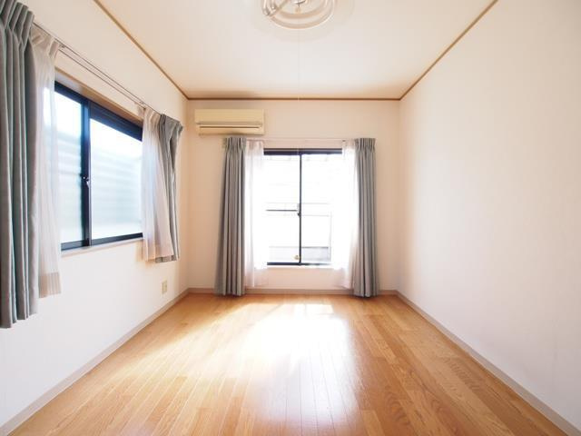 松園町戸建ての洋室