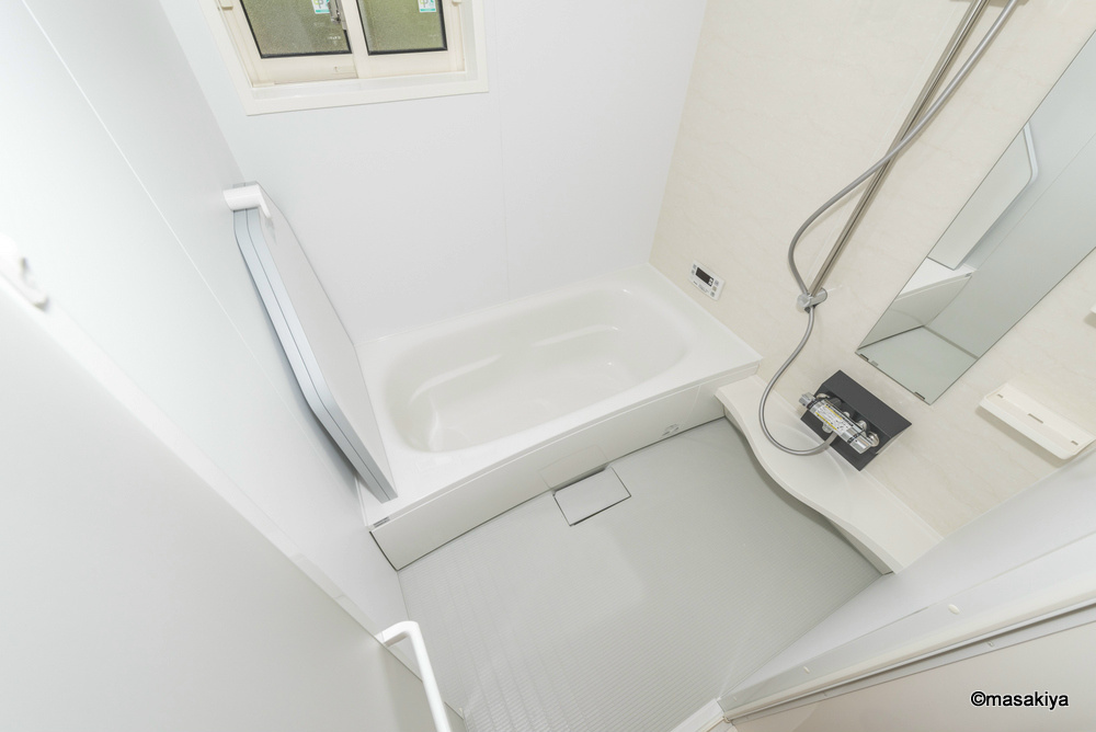 サンハイムの浴室|お風呂　一坪タイプで広々です。追い焚き・浴室乾燥機付きです。窓もついております。