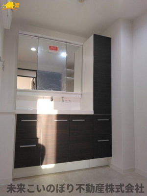 【独立洗面台】 | セザール大宮日進 | 鏡の裏は収納になっています。
スッキリ収納ができます！