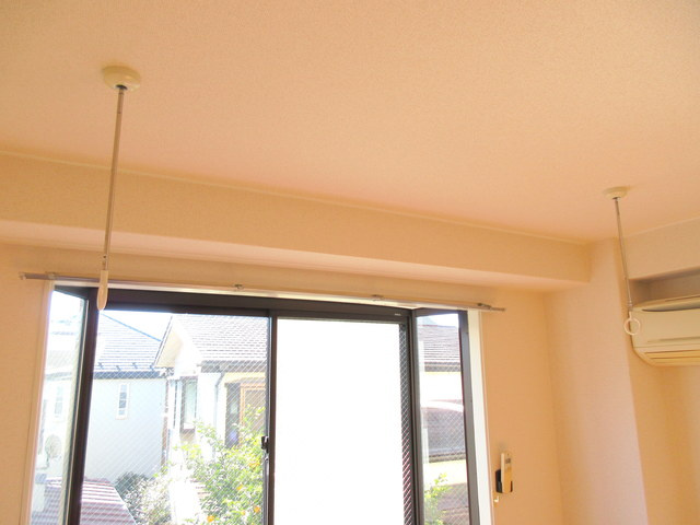 ヴィラウィステリアの設備|★洗濯物干しに便利な室内物干しフック★