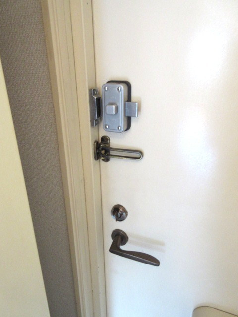 ヴィラウィステリアの玄関|★玄関鍵はダブルロックです★