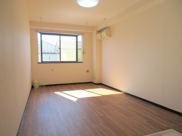 ヴィラウィステリアの居間・リビング|★南向きの明るいお部屋です★