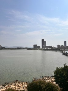 【展望】 | MJR香住ヶ丘海岸通り | 海沿いなので室内からオーシャンビューを楽しめるのはもちろん、気が向いたときにいつでも散歩に行けます