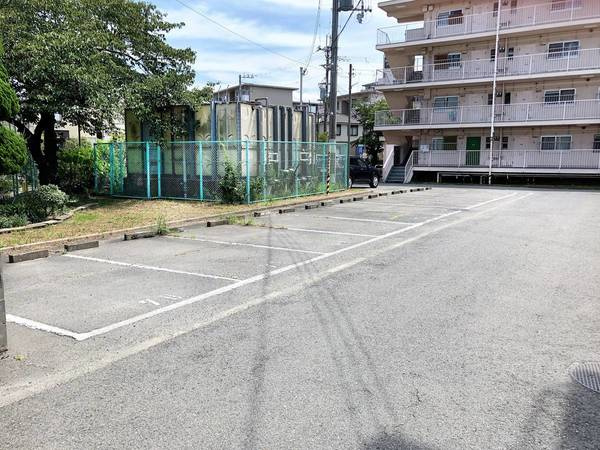 ビレッジハウス春木1号棟の駐車場