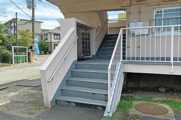 ビレッジハウス春木1号棟のエントランス