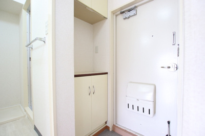 玄関には下駄箱がついてます