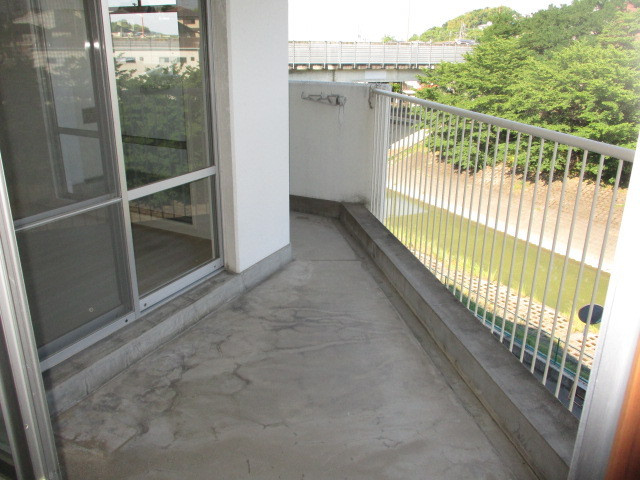 清川五番館のバルコニー