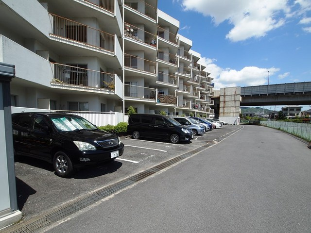 清川五番館の駐車場