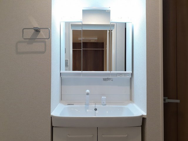 イルクオーレⅢの洗面所|ゆったりとスペースのある洗面所