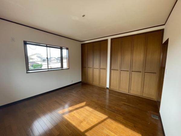 【寝室】 | 刈谷町１丁目中古　建物44坪　牛久駅14分　 | 2階洋室8帖　壁一面分の収納　2方向に窓があり明るいお部屋です
