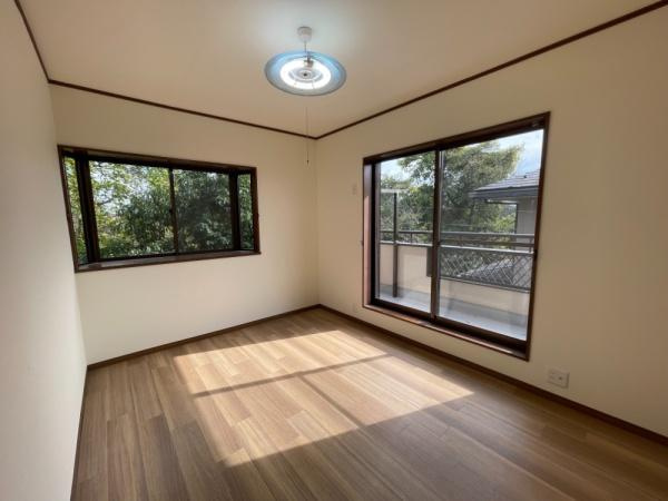 【洋室】 | 刈谷町１丁目中古　建物44坪　牛久駅14分　 | 2階洋室6帖　2方向に窓があり明るい部屋