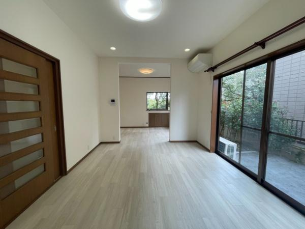 【居間・リビング】 | 刈谷町１丁目中古　建物44坪　牛久駅14分　 | 19.7帖の明るいリビンダイニンググキッチン