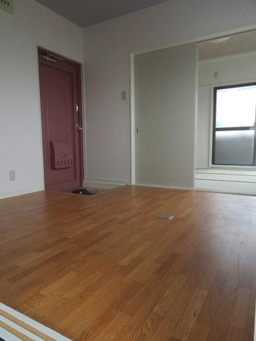 東江ハイツの居間・リビング