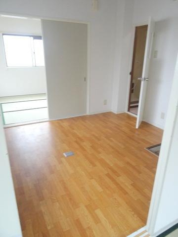 東江ハイツの居間・リビング