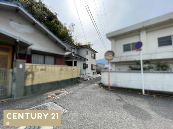 海南市日方　中古戸建の前面道路含む現地写真