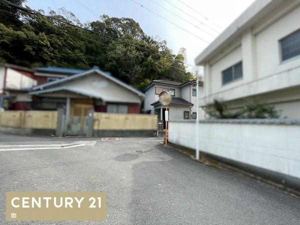 海南市日方　中古戸建の前面道路含む現地写真