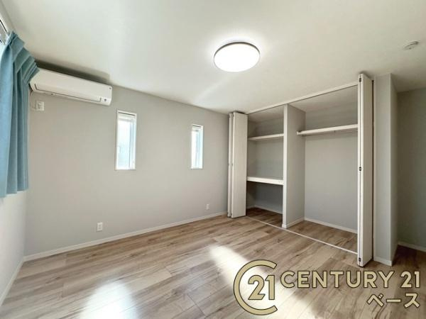 大和郡山市九条町　一戸建の寝室|■現地撮影写真■開放感のある広々した主寝室！他に洋室が２部屋ございます！